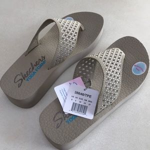 NWT Sketchers Vinyasa wedge flip flop Size 8